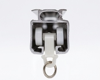 RIEL DE CORTINAS, COMPUESTO POR 1 GUÍA DE ALUMINIO DE 6 METROS, 60 CARRITOS, 6 TAPAS PLÁSTICAS Y 8 SOPORTES DE RIEL