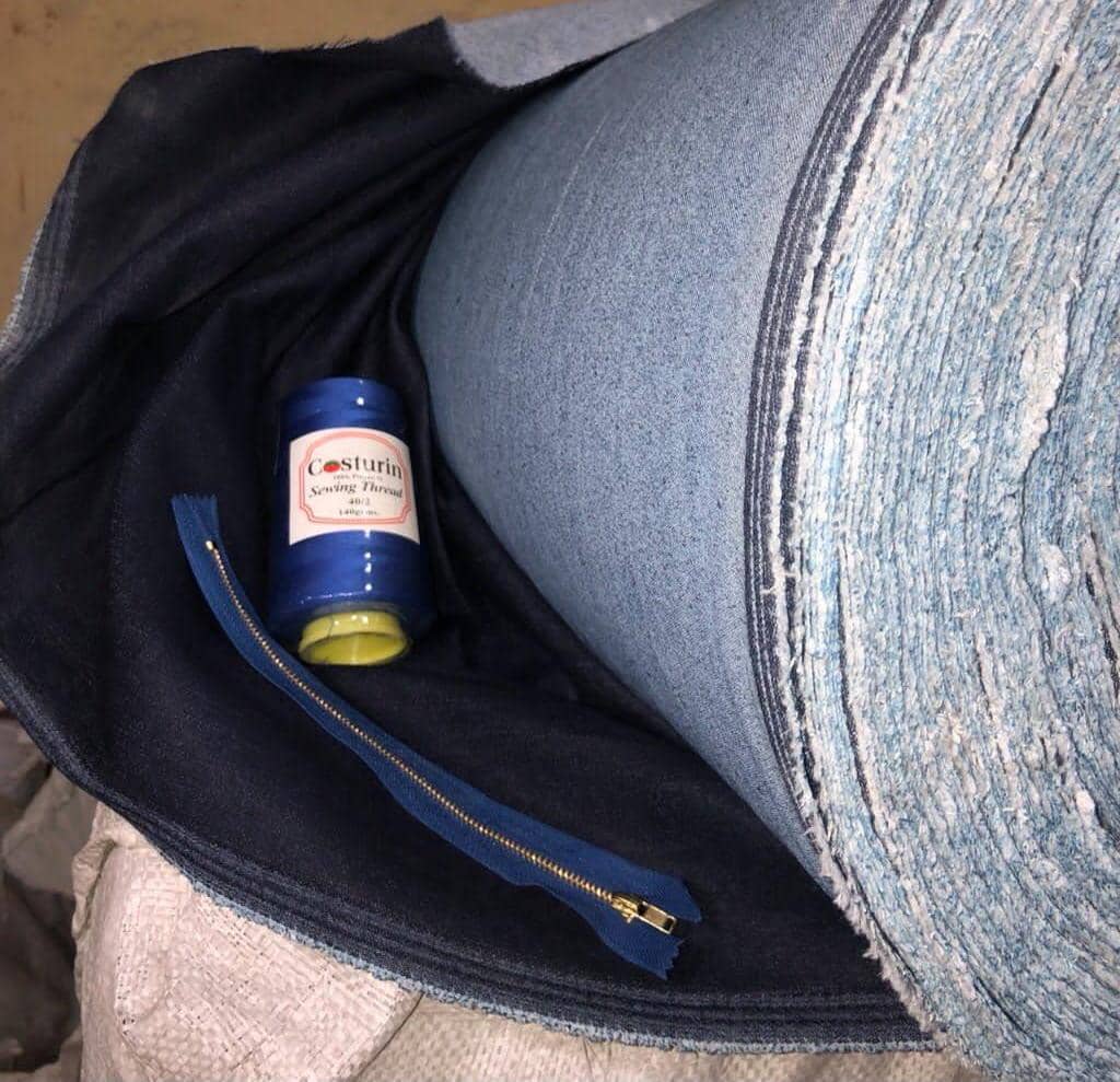 TEJIDO DE MEZCLILLA LISO DE 4.5 OZ/YD2, 150CM ANCHO. (E-10/22)